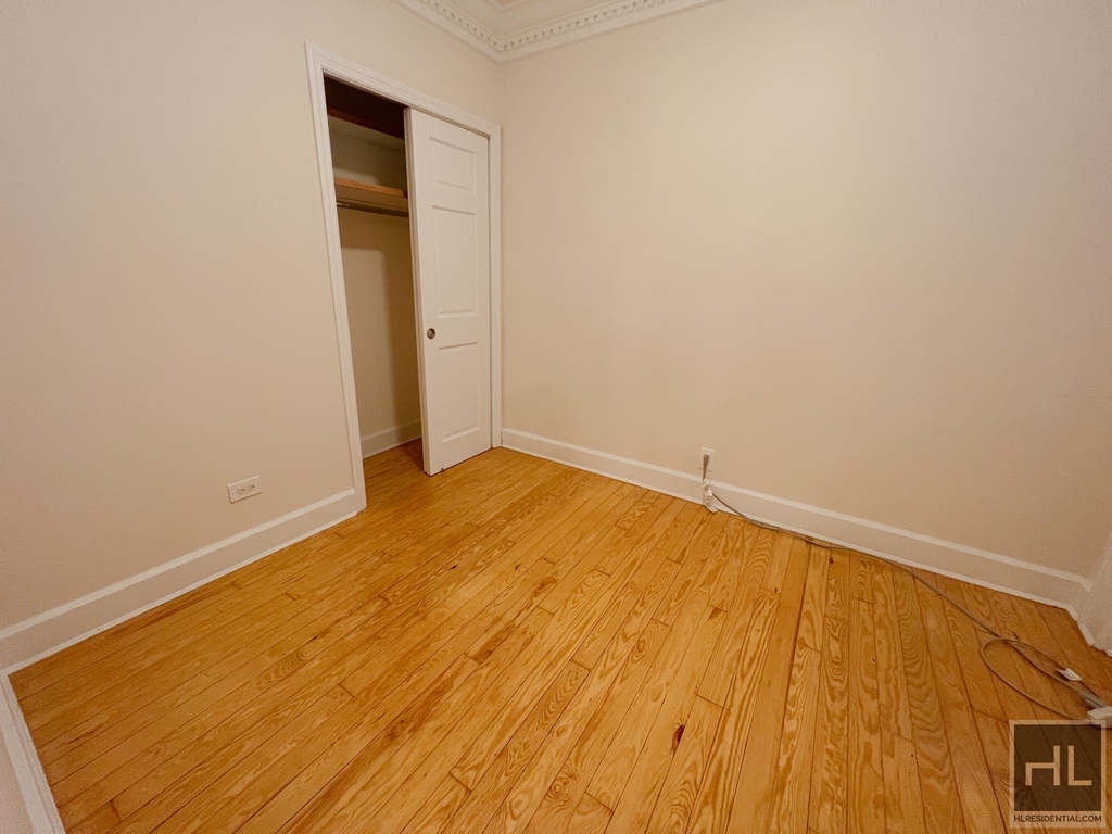 East 58 Street - Photo 1