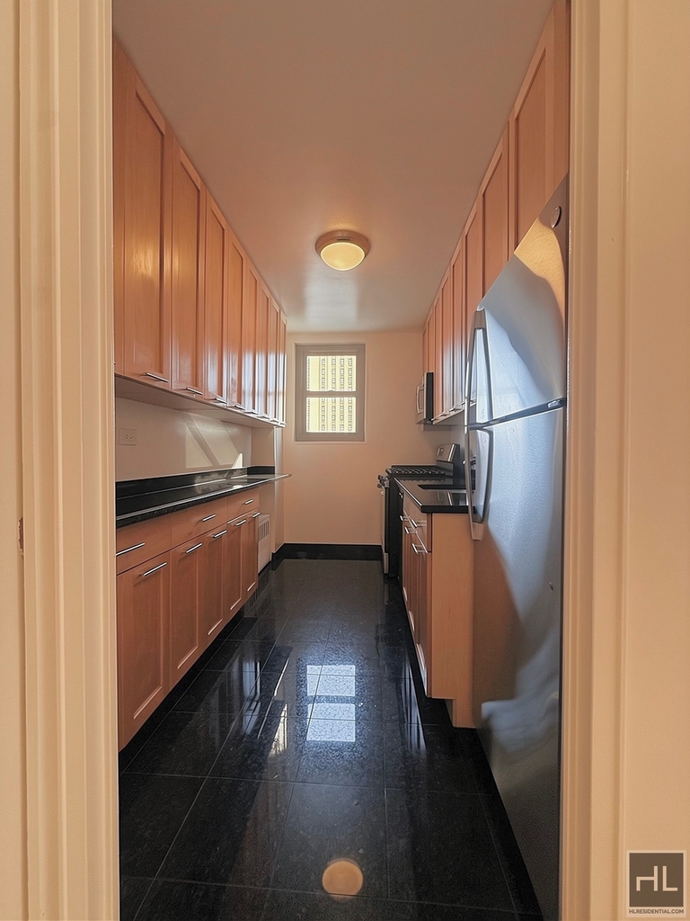 East 49 Street - Photo 6