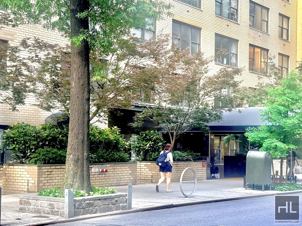 East 49 Street - Photo 1