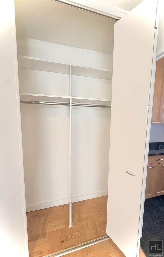 East 49 Street - Photo 8