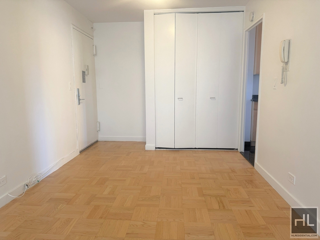 East 49 Street - Photo 7