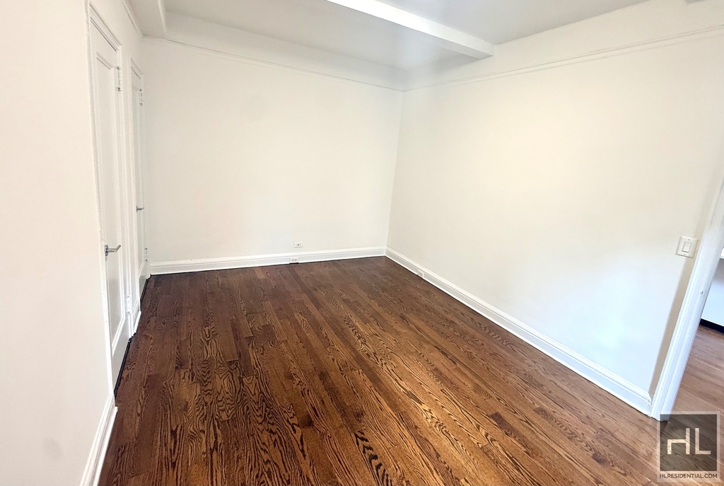 East 46 Street - Photo 1