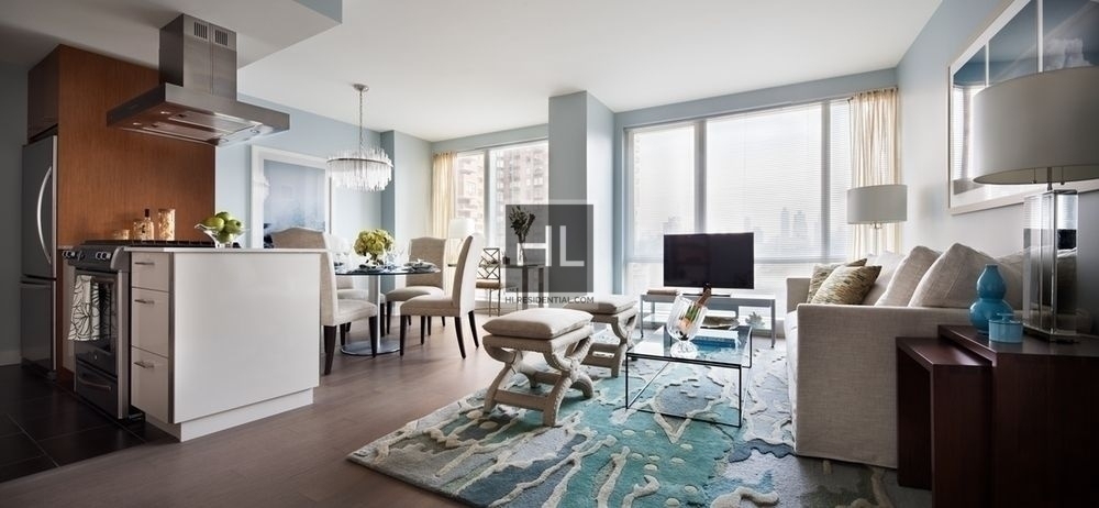 West 42nd Street - Photo 1