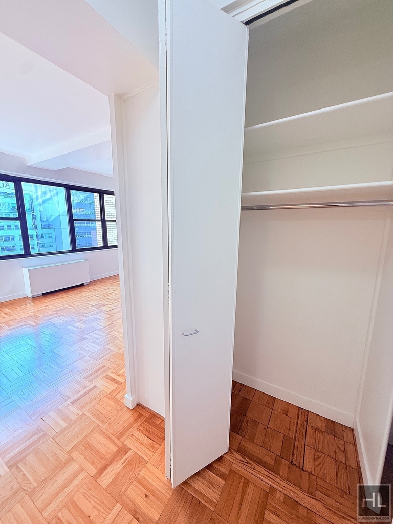 East 49 Street - Photo 4