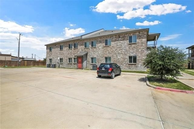 512 Hazelwood Drive - Photo 0