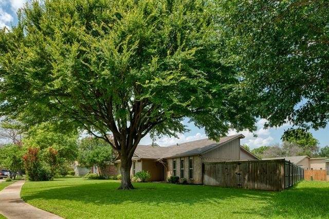 3013 Queens Way - Photo 2