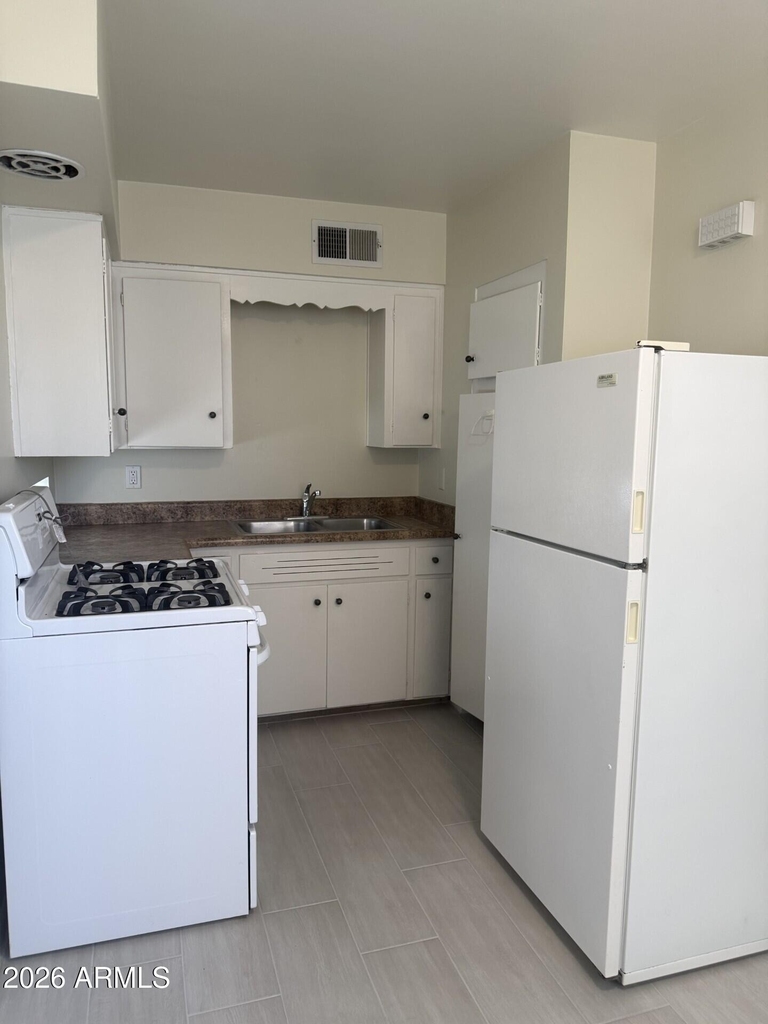 2714 E Glenrosa Avenue - Photo 2
