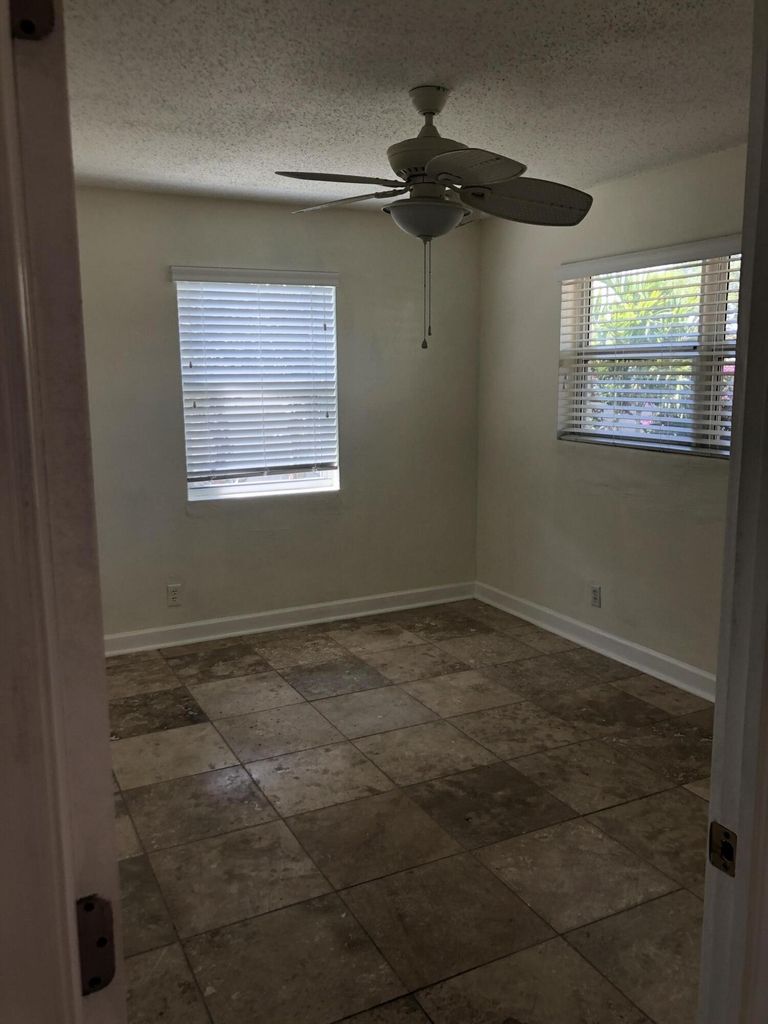 3160 Ne 6th Avenue - Photo 9