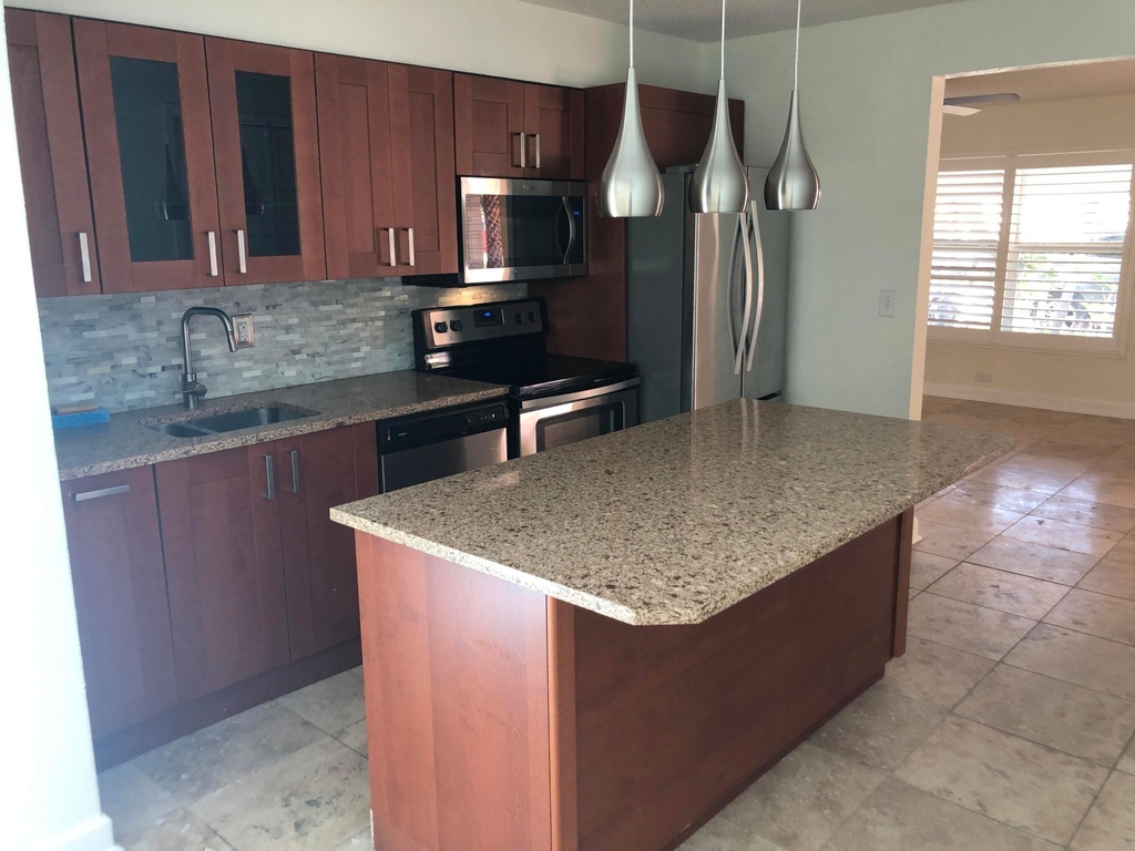 3160 Ne 6th Avenue - Photo 4