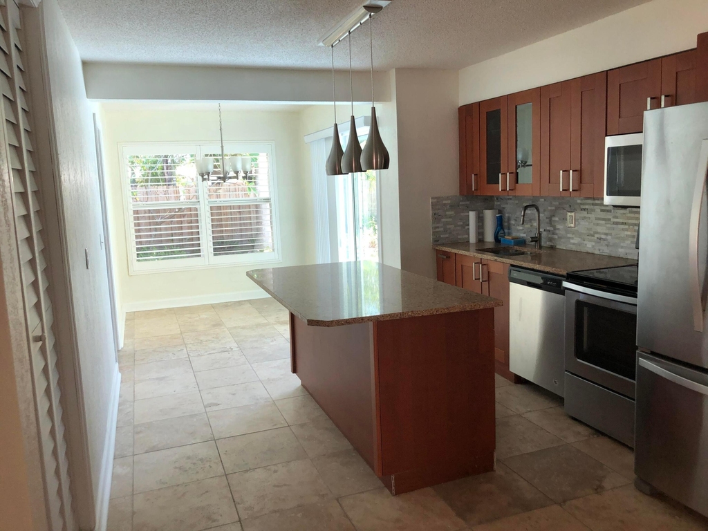 3160 Ne 6th Avenue - Photo 5