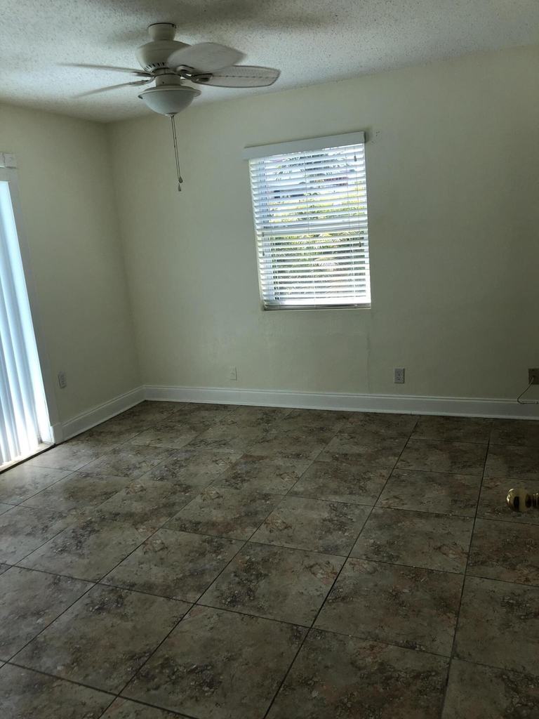 3160 Ne 6th Avenue - Photo 10