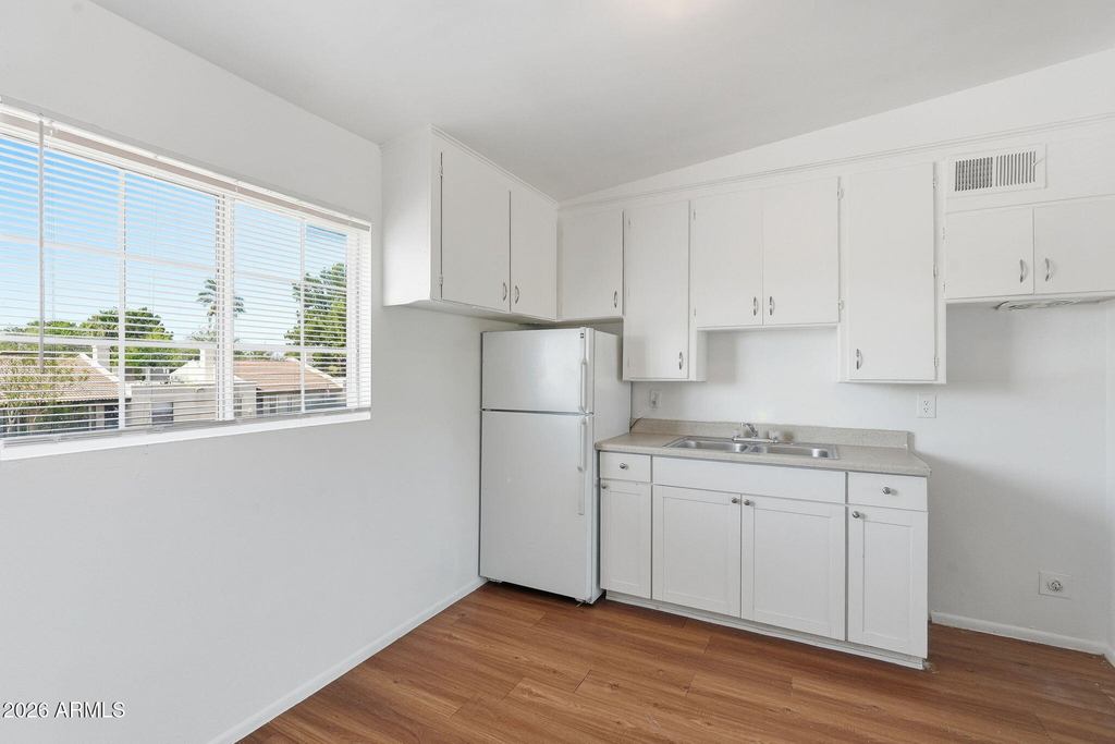 2150 W Missouri Avenue - Photo 10