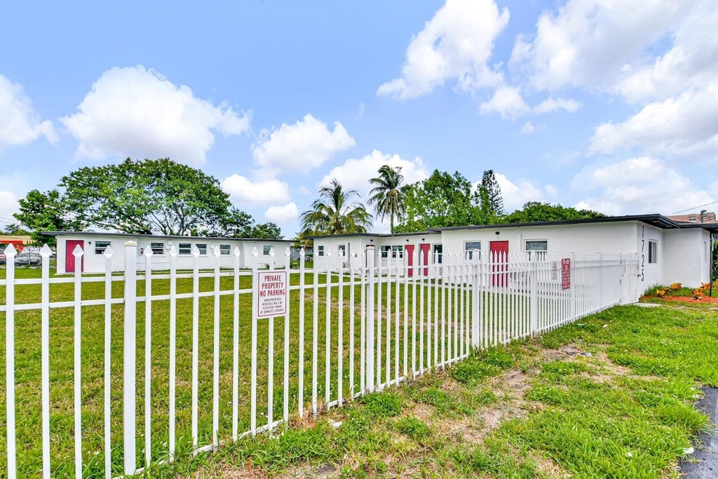 1725 Ne 148th Street - Photo 0