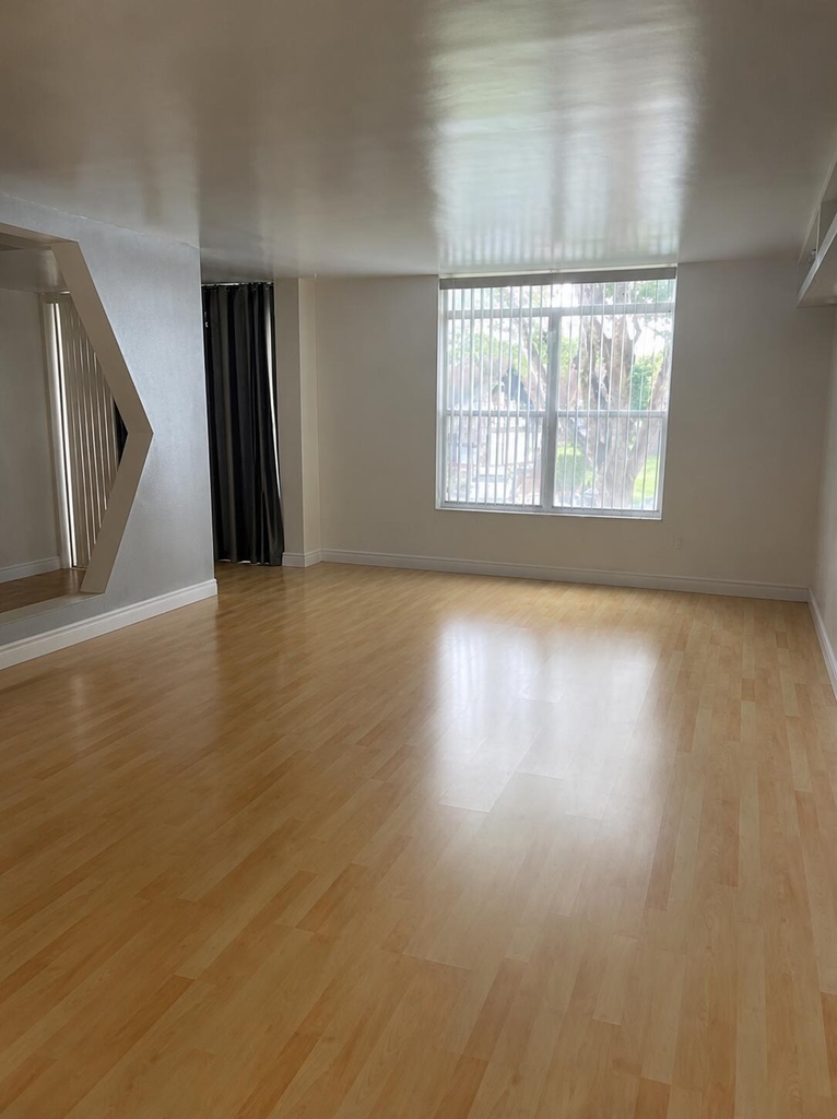 3690 Inverrary Drive - Photo 33