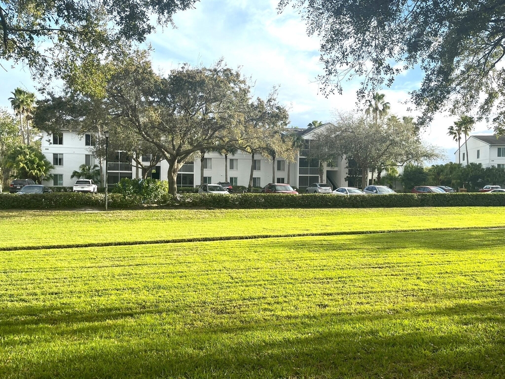 2506 Se Anchorage Cove - Photo 1