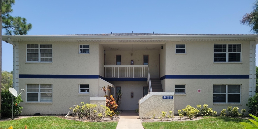 1522 Se Royal Green Circle - Photo 0