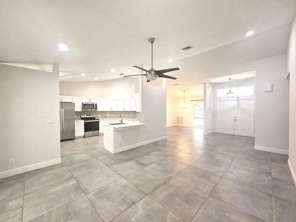 13588 74th Street N - Photo 2