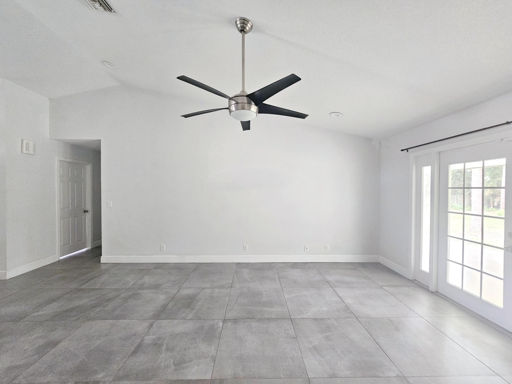 13588 74th Street N - Photo 4