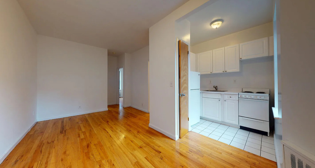 East 65th street - Photo 2