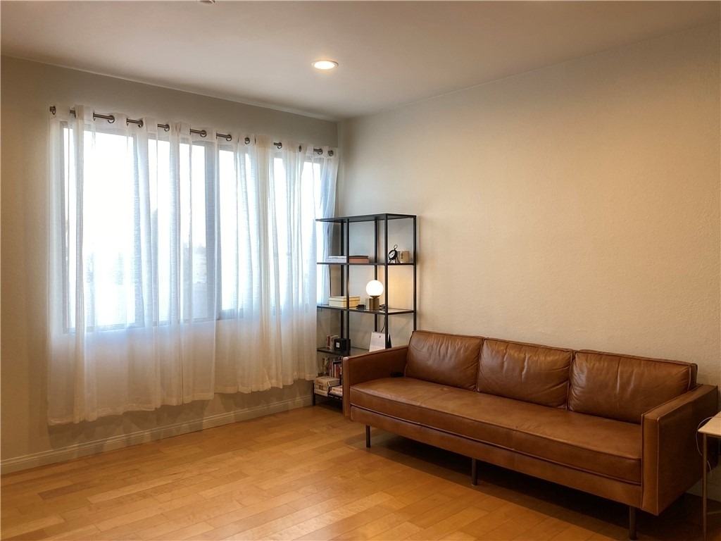 533 S St Andrews Place - Photo 0
