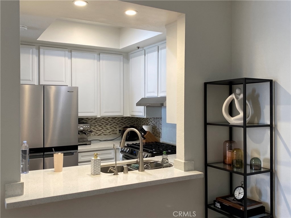 533 S St Andrews Place - Photo 4