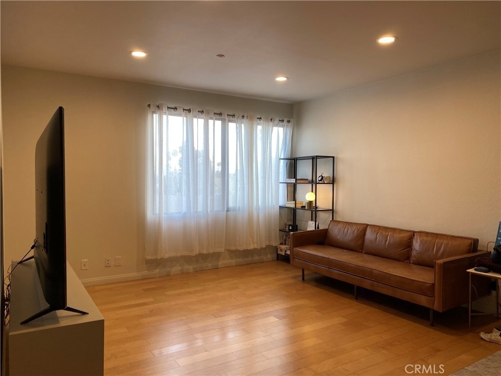 533 S St Andrews Place - Photo 2