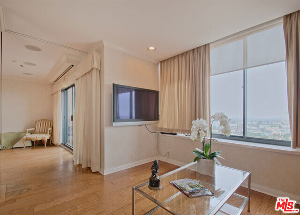 10724 Wilshire Boulevard - Photo 3