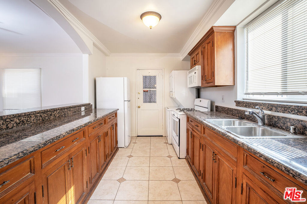 8517 Pickford Street - Photo 10