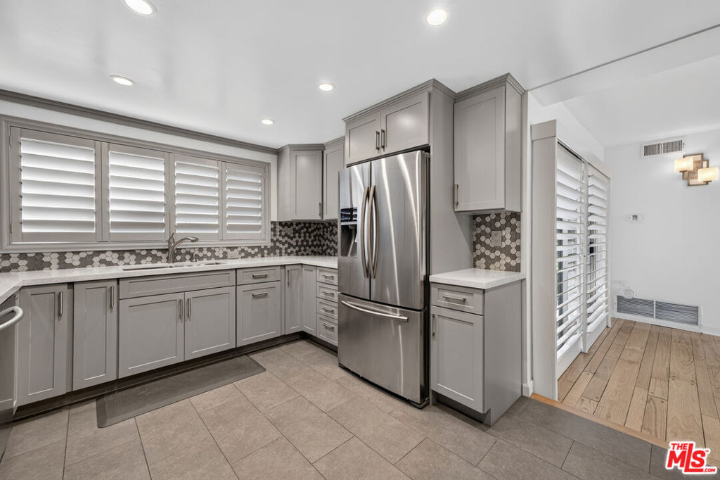 1301 N Flores Street - Photo 14