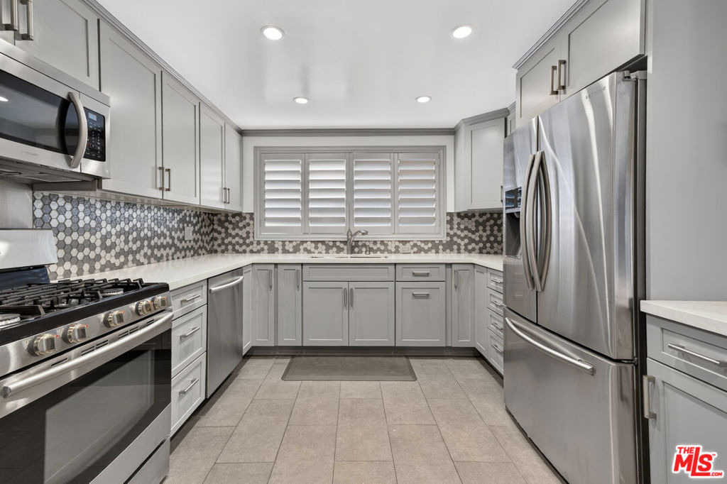 1301 N Flores Street - Photo 13