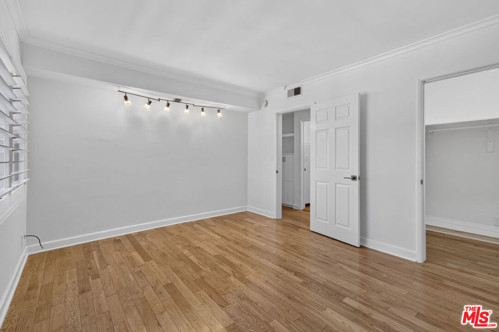 1301 N Flores Street - Photo 19