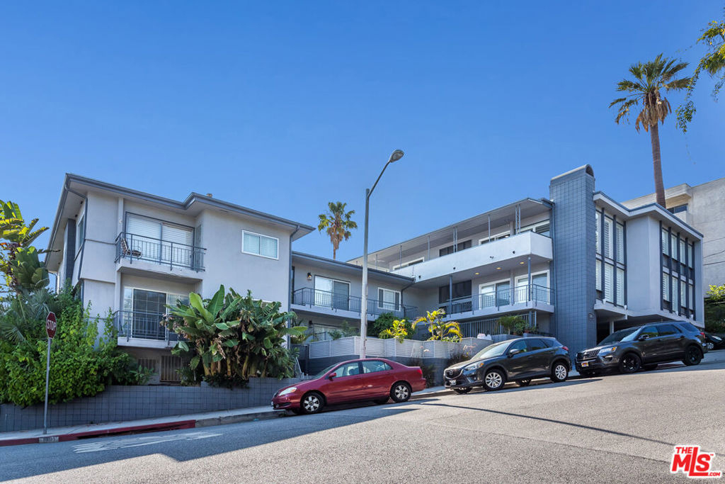 1301 N Flores Street - Photo 2