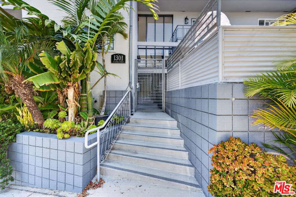 1301 N Flores Street - Photo 3