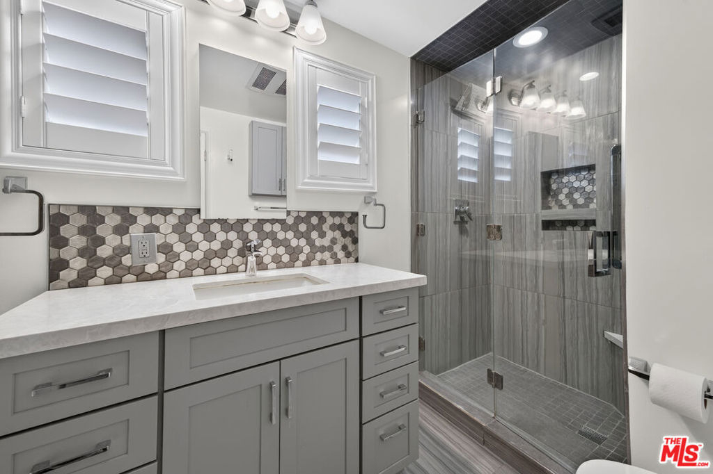 1301 N Flores Street - Photo 24