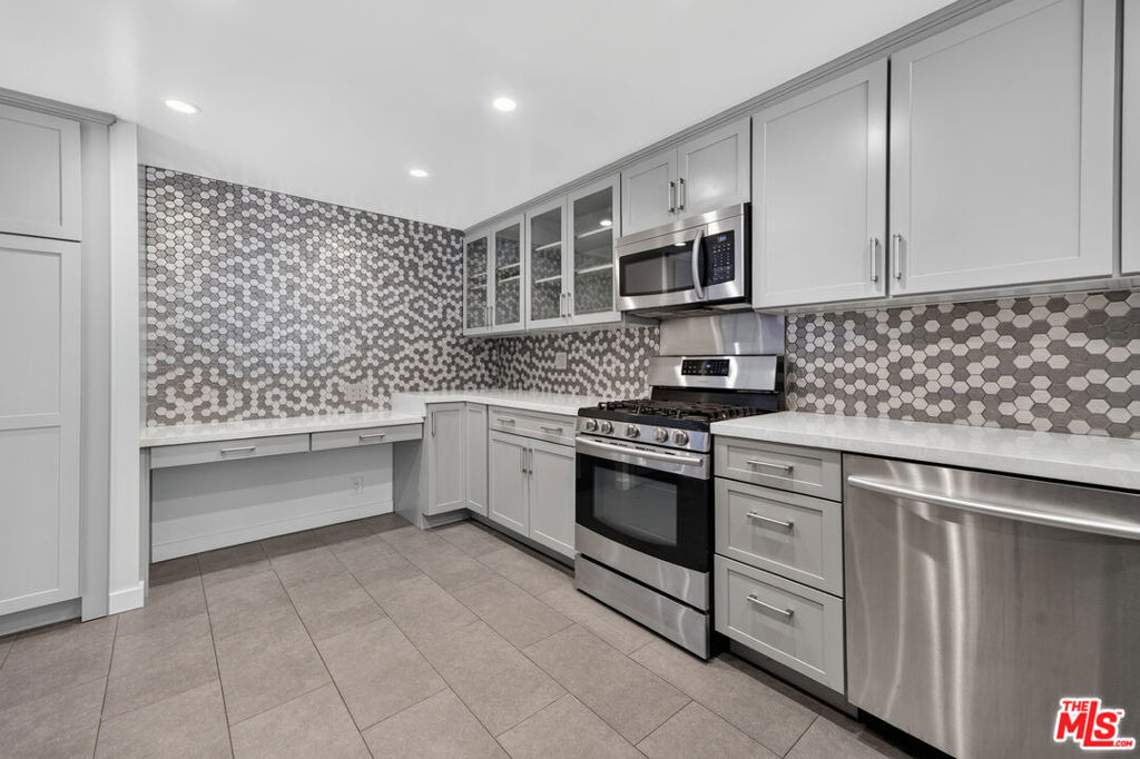 1301 N Flores Street - Photo 16