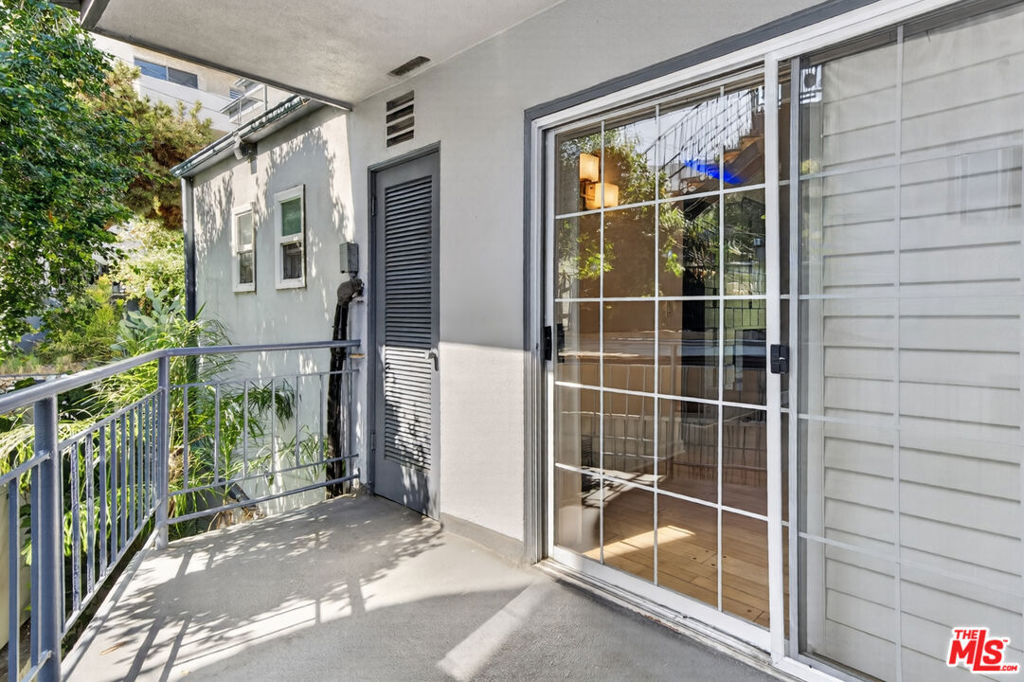 1301 N Flores Street - Photo 32