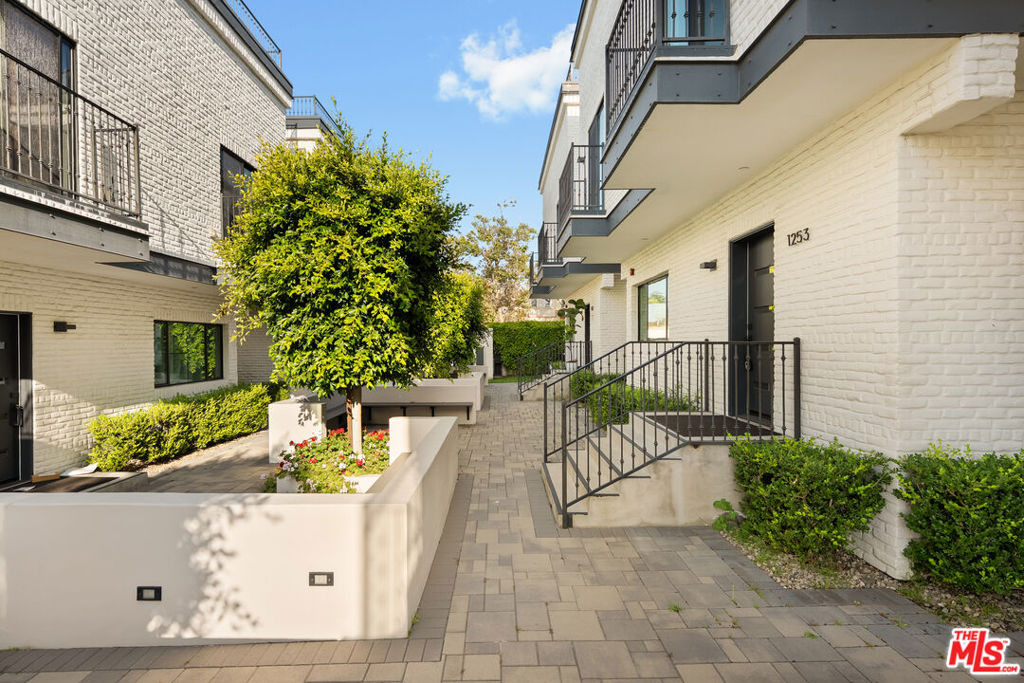 1253 S Plymouth Boulevard - Photo 1