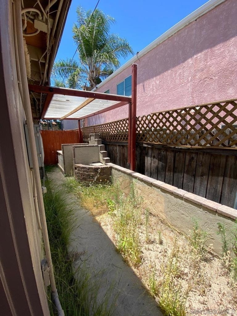 285 S Mollison Ave - Photo 2
