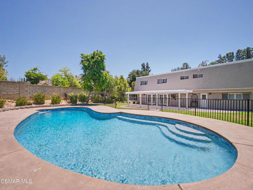 22777 Brenford Street - Photo 36