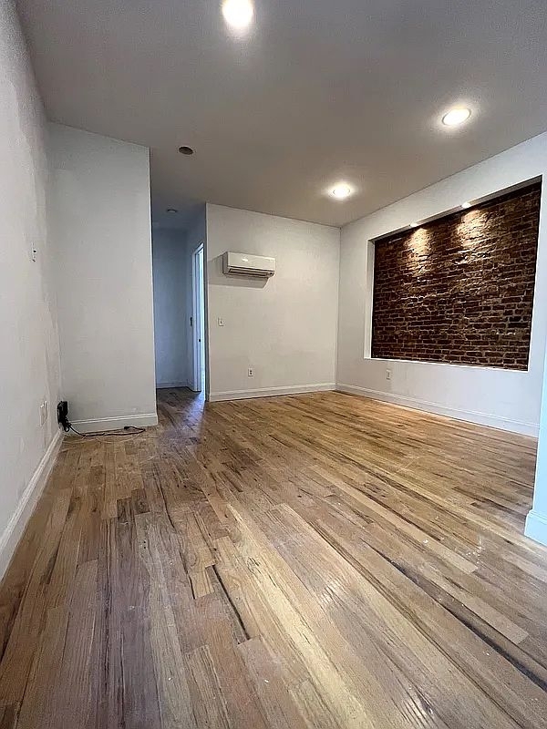 979 Seneca Avenue - Photo 3