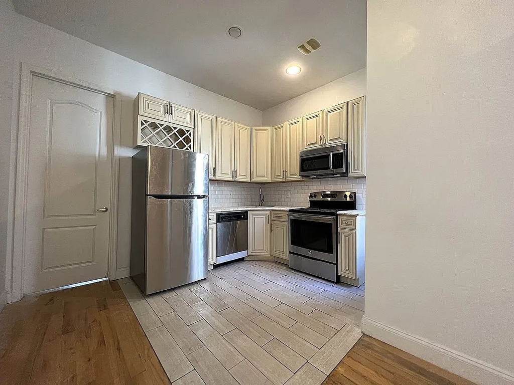 979 Seneca Avenue - Photo 2