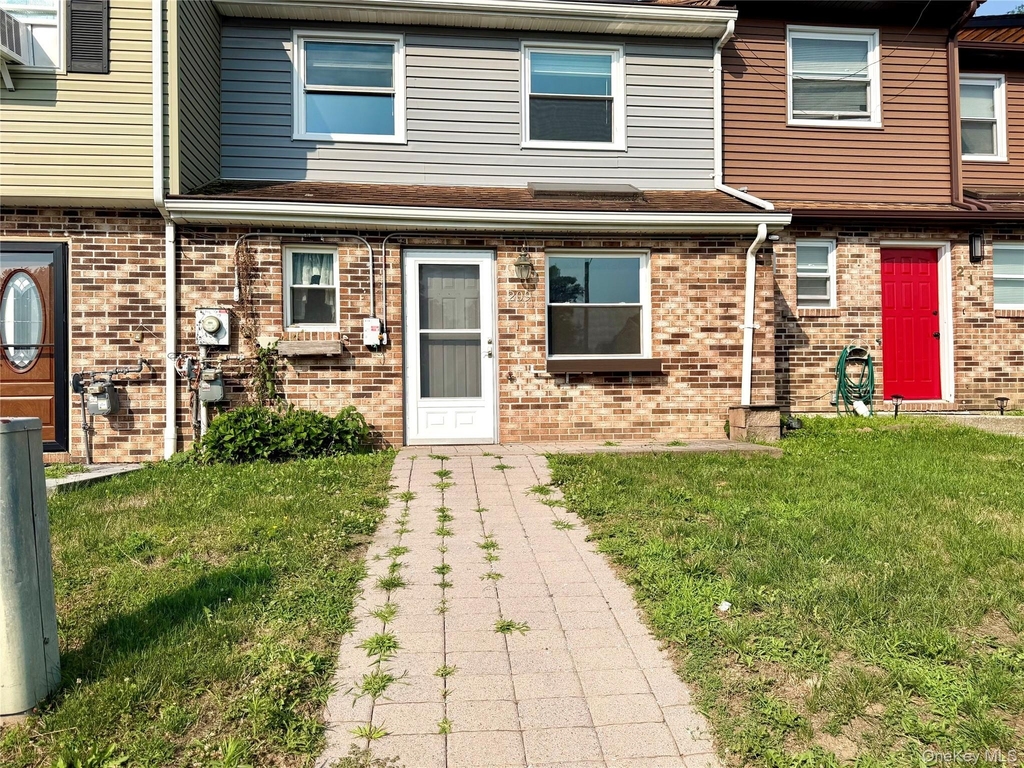 209 Everett Place - Photo 0