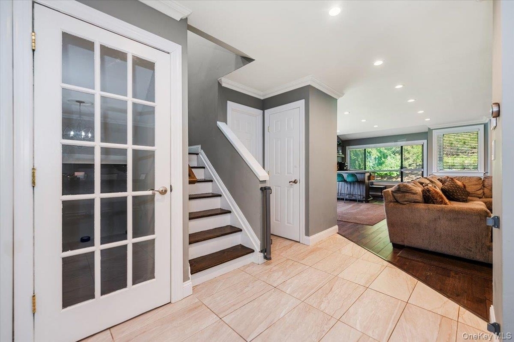 98 Lisa Drive - Photo 2