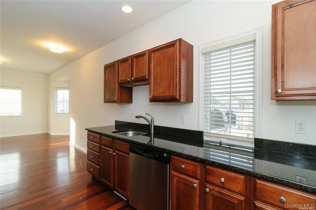330 Maple Avenue - Photo 4