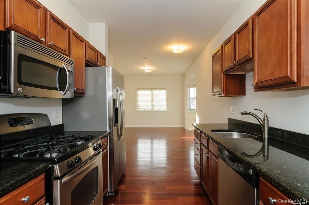 330 Maple Avenue - Photo 3