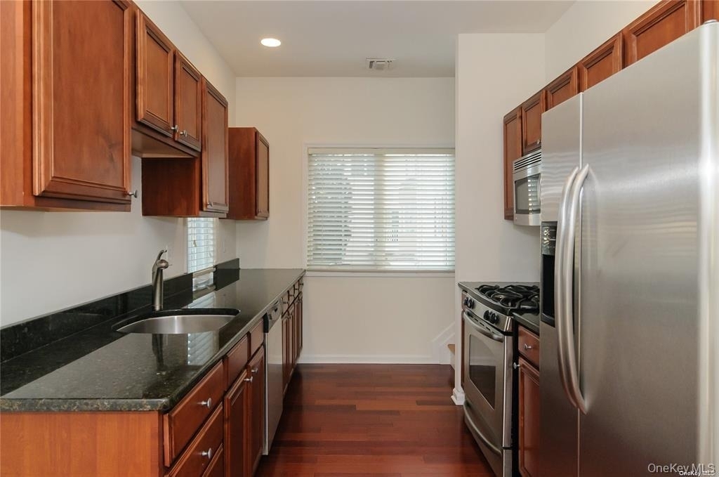 330 Maple Avenue - Photo 2