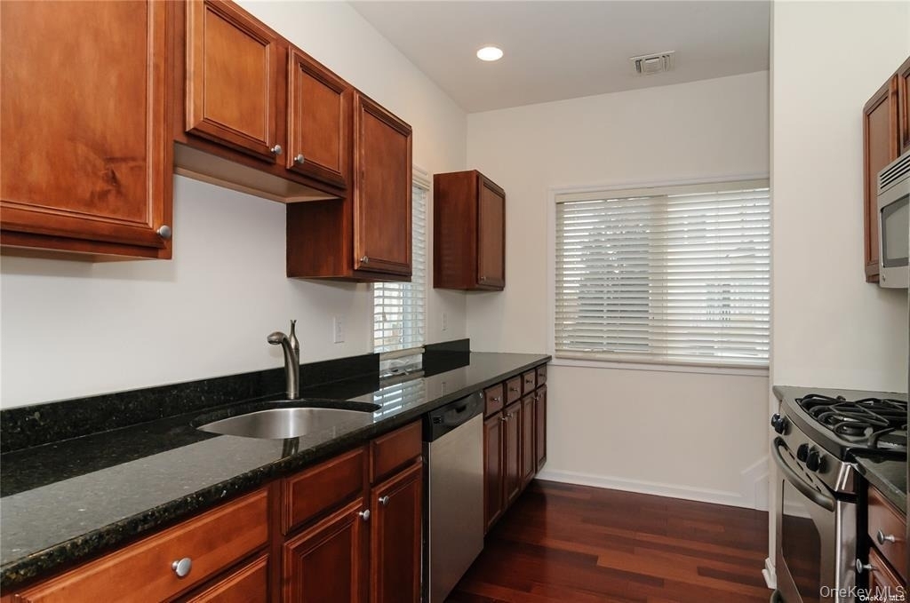 330 Maple Avenue - Photo 5