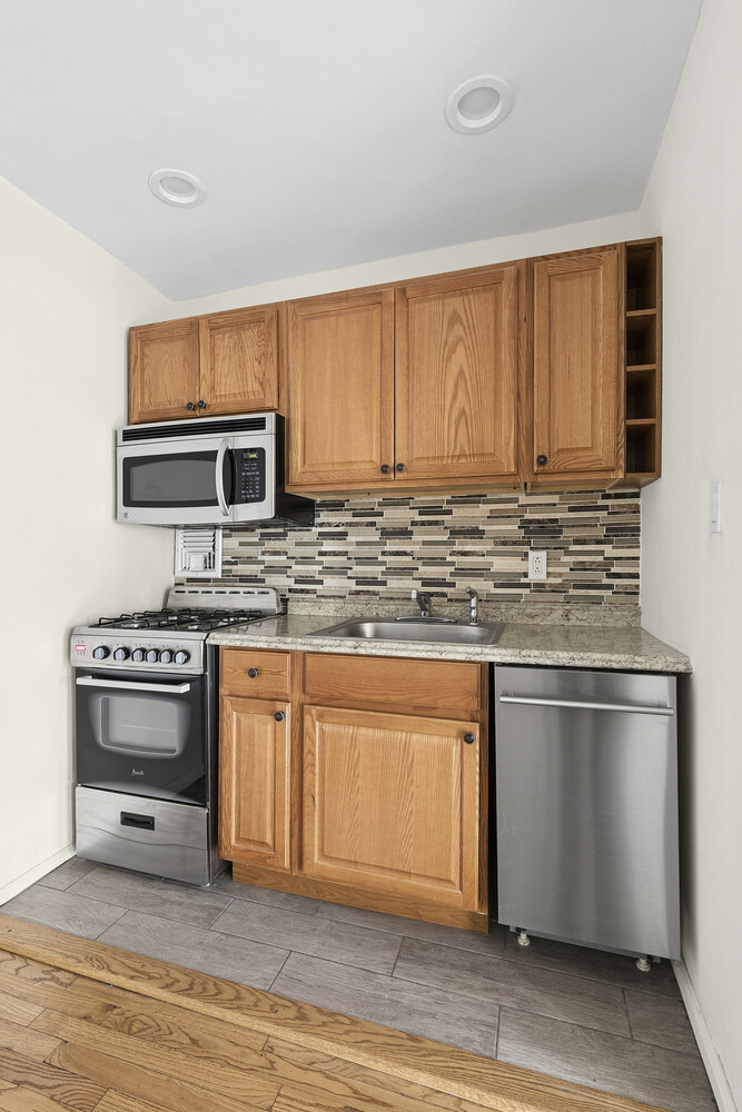 1420 York Avenue - Photo 2