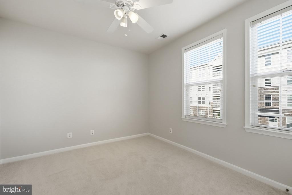 24678 Byrne Meadow Square - Photo 16