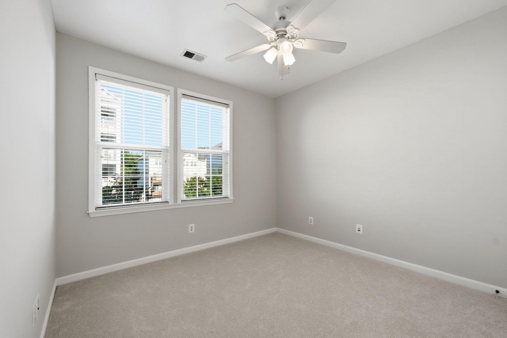 24678 Byrne Meadow Square - Photo 15